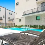 Stunning Townhouse With Amenities