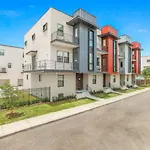 Stunning Townhouse With Amenities