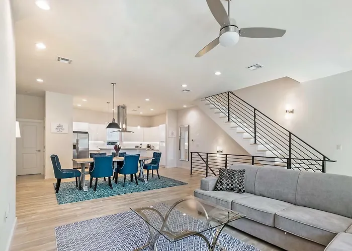 Stunning Townhouse With Amenities