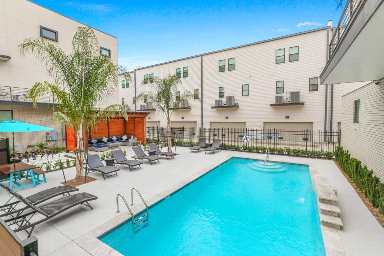 Stunning Townhouse With Amenities *