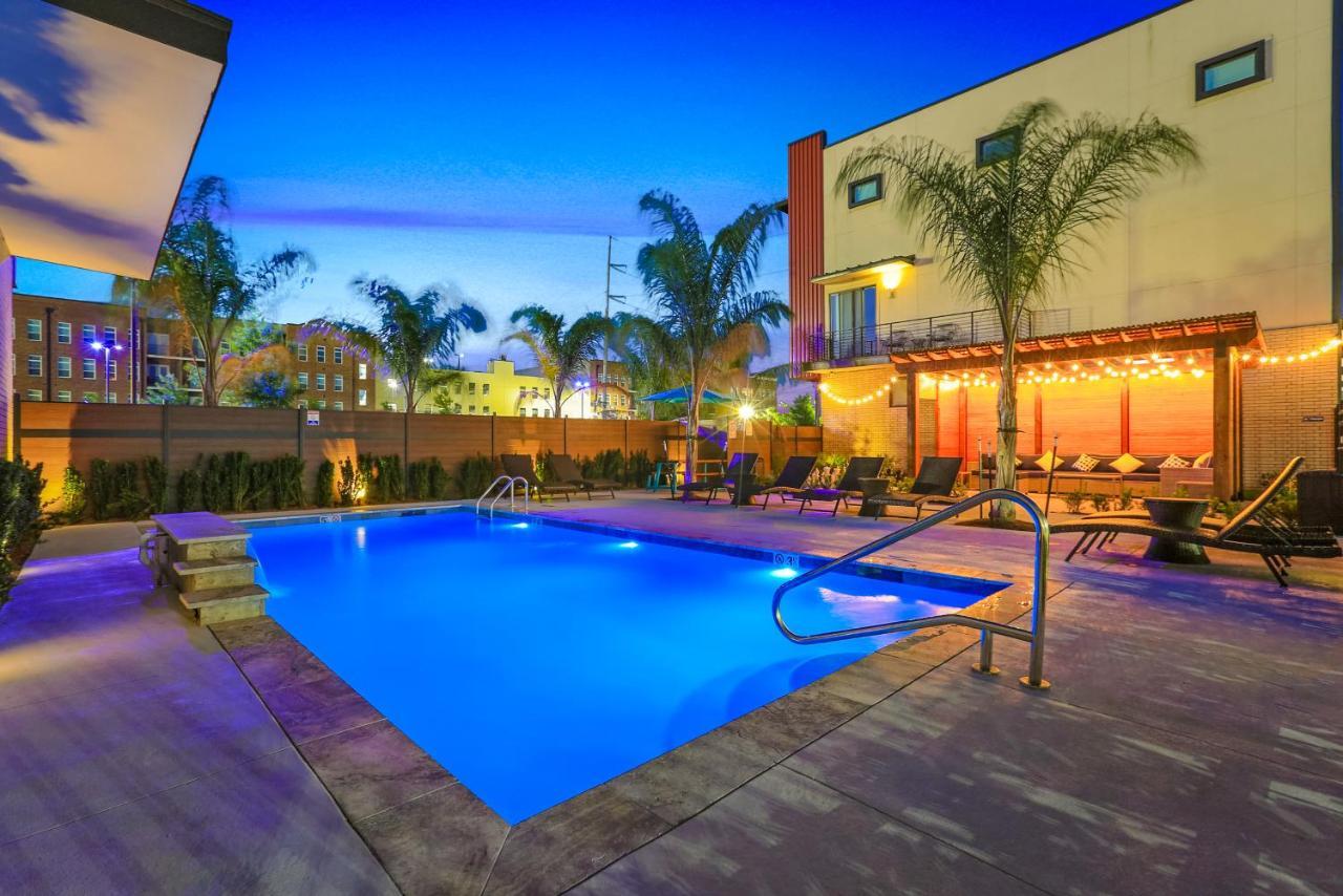 Stunning Townhouse With Amenities *