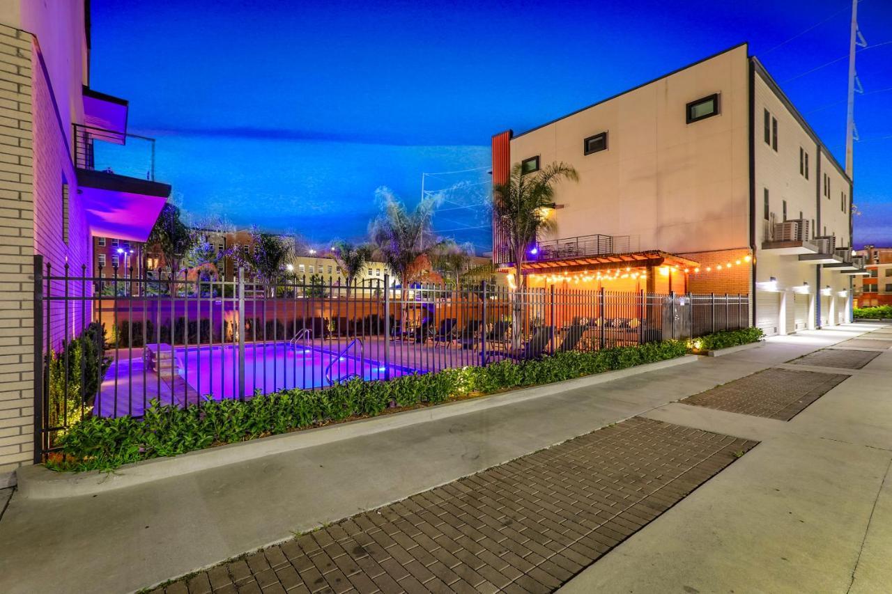 Stunning Townhouse With Amenities *